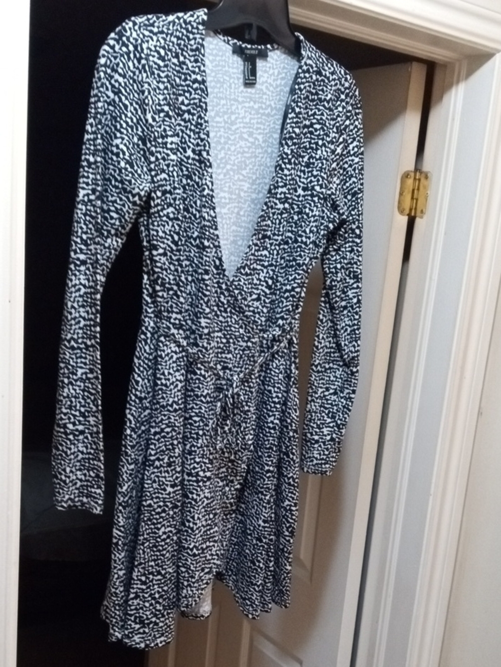 $10>>Long Sleeve Black & White Wrap Dress